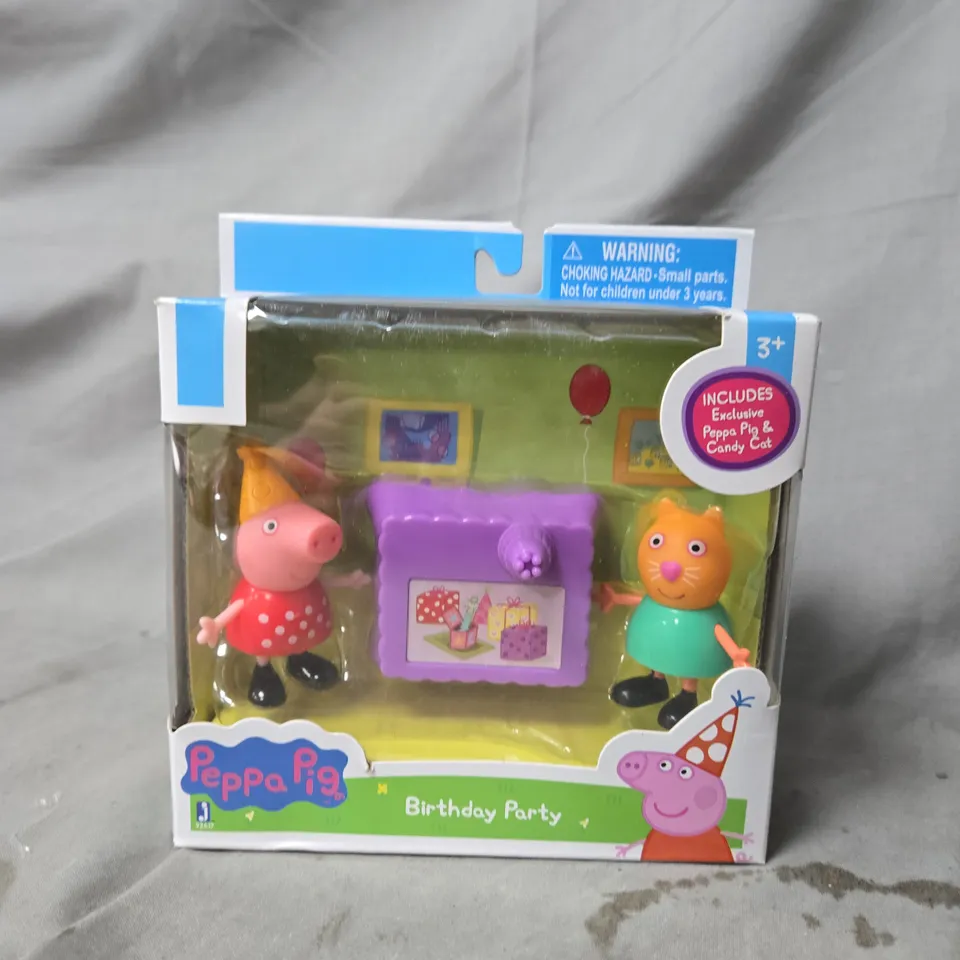 PEPPA PIG BIRTHDAY PARTY PLAYSET – PEPPA PIG & CANDY CAT FIGURES