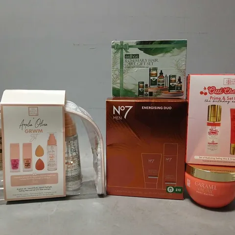 APPROXIMATELY 7 FRAGRANCE AND COSMETIC BOXSETS TO INCLUDE - NO7 ENERGISING DUO , EELHOE ROSEMARY HAIR CARE GIFT SET ETC