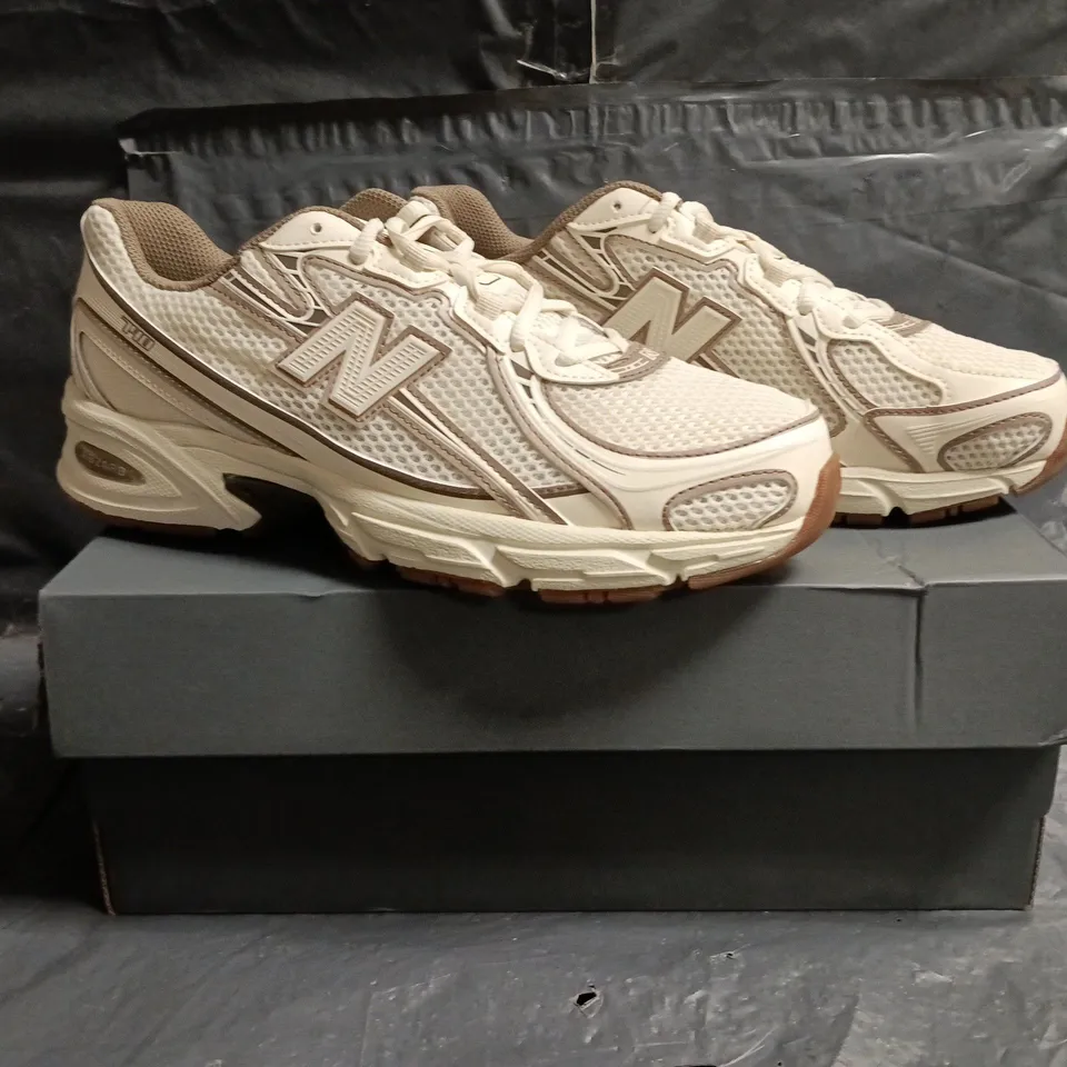 BOXED PAIR OF NEW BALANCE 740 TRAINERS IN CREAM/BROWN SIZE UK 8