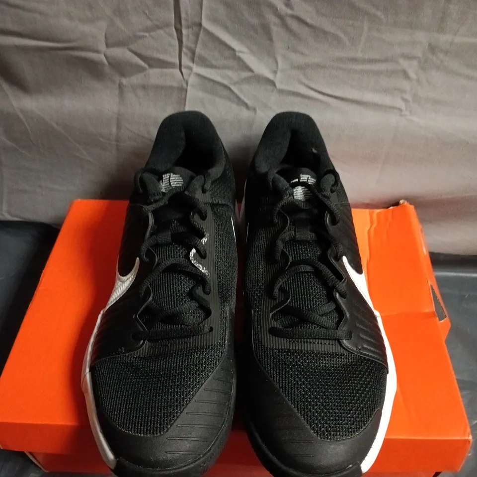 BOXED PAIR OF NIKE ZOOM GP CHALLENGE PRO TRAINERS - UK SIZE 8.5
