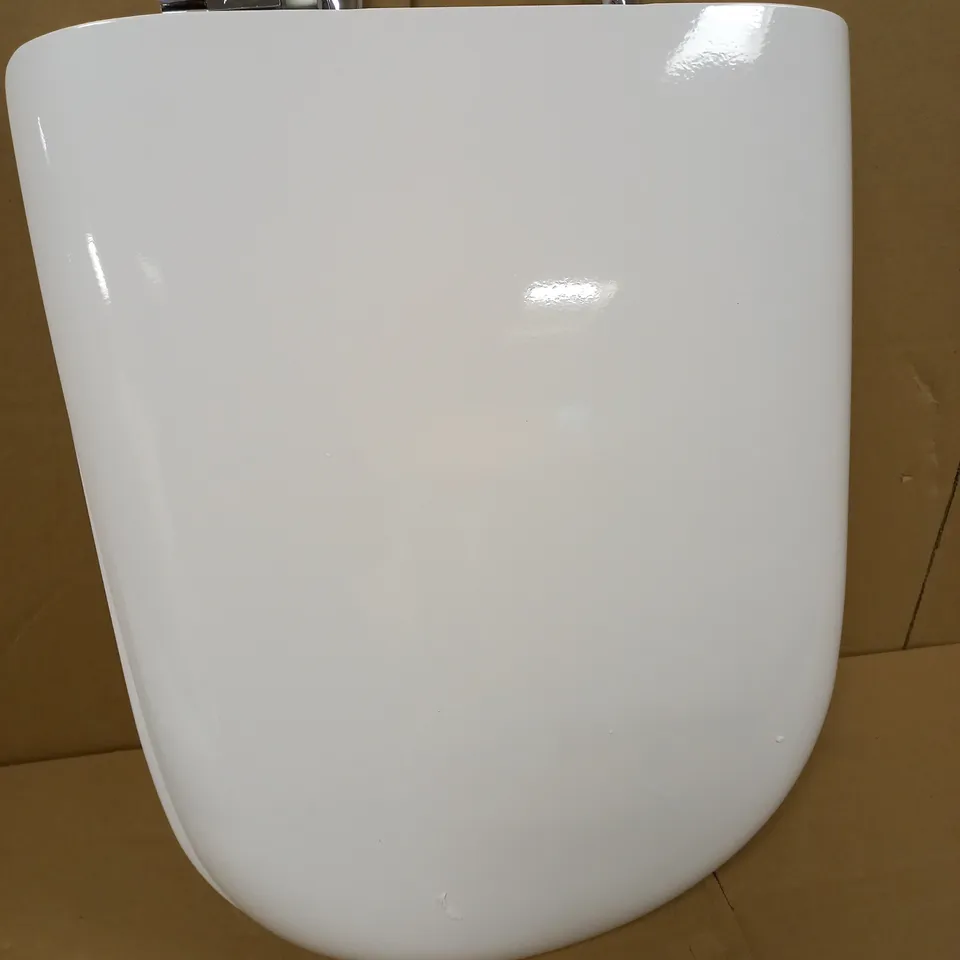 ROCA GIRALDA TOILET SEAT WITH SOFT CLOSE HINGES