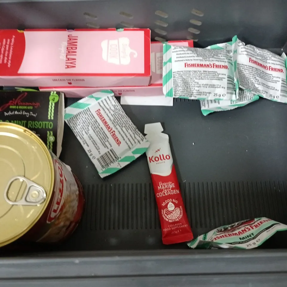 LOT OF APPROXIMATELY 15 ASSORTED FOOD ITEMS TO INCLUDE HERSHEYS SYRUP, SHADES SWEETS ANDS BULDAK HOT SAUCE