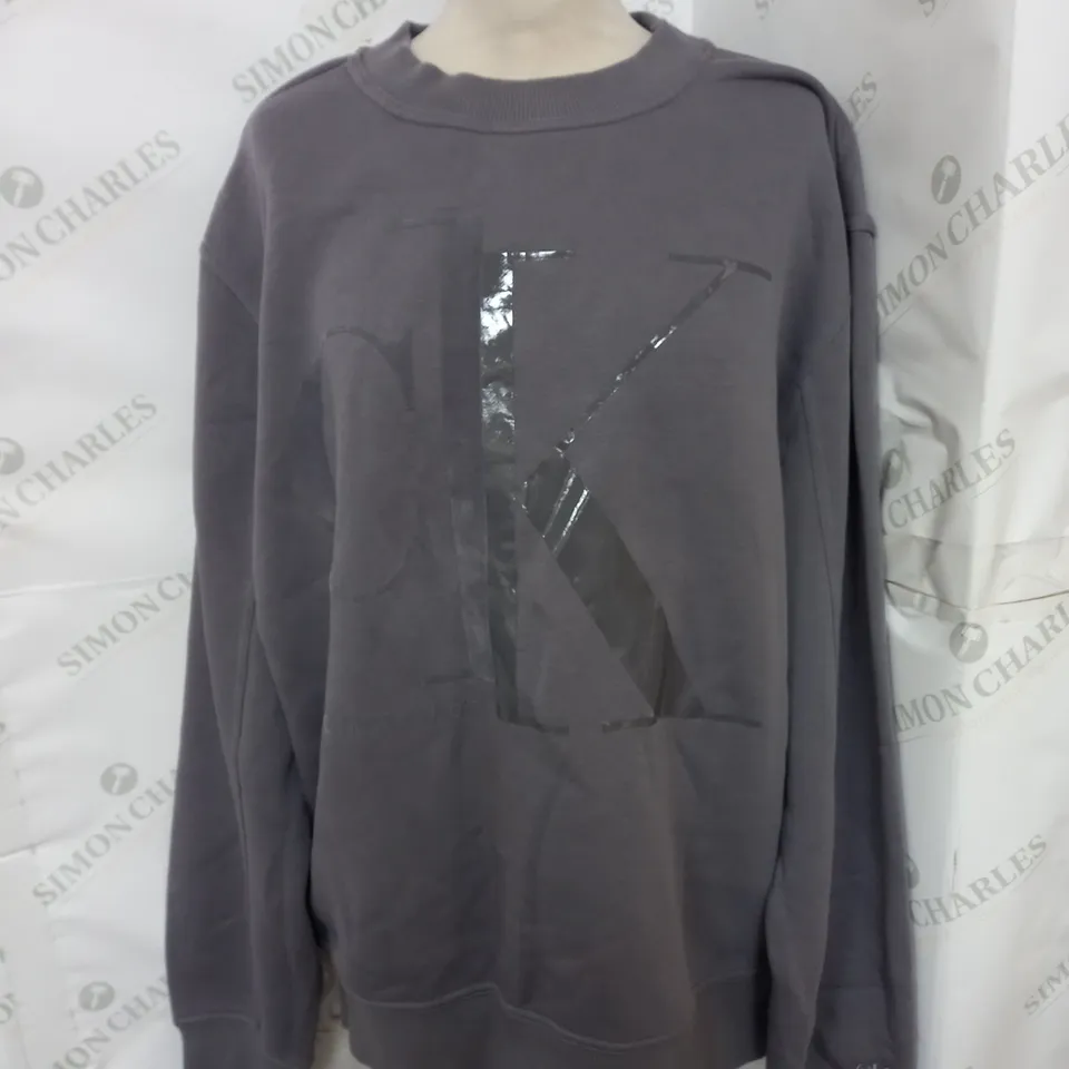 CALVIN KLEIN PRINTED CREW NECK SWEATER IN GREY SIZE M