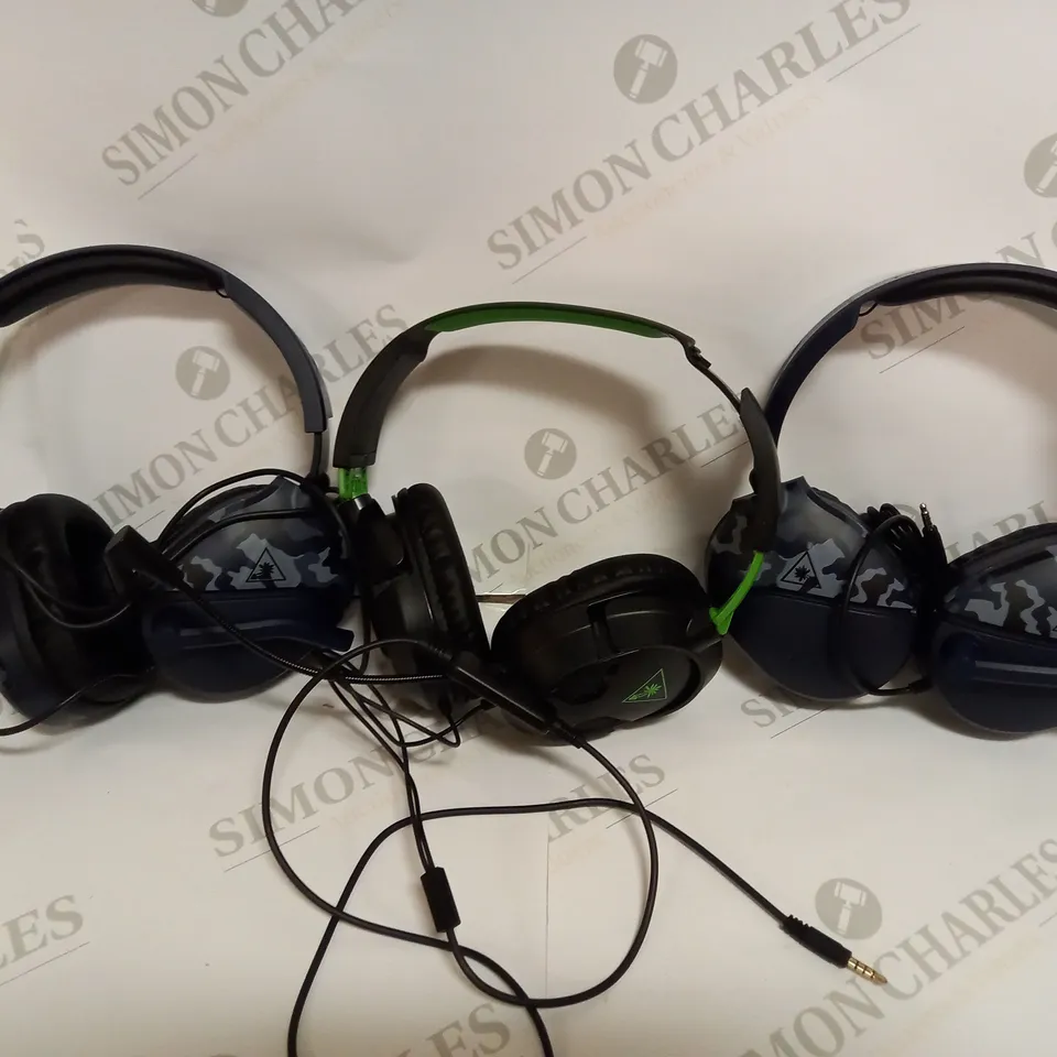 BOX OF 3 TURTLE BEACH WIRED GAMING HEADSETS INCLUDING 2X RECON 70 (MULTIPLATFORM) AND RECON 50X (XBOX)