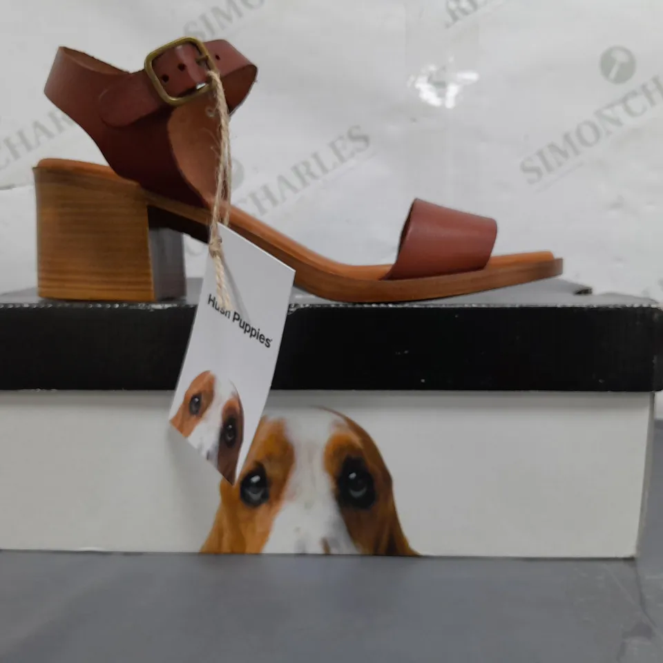 BOXED PAIR OF HUSH PUPPIES OPEN TOE LOW BLOCK HEEL SANDALS IN BROWN EU SIZE 39