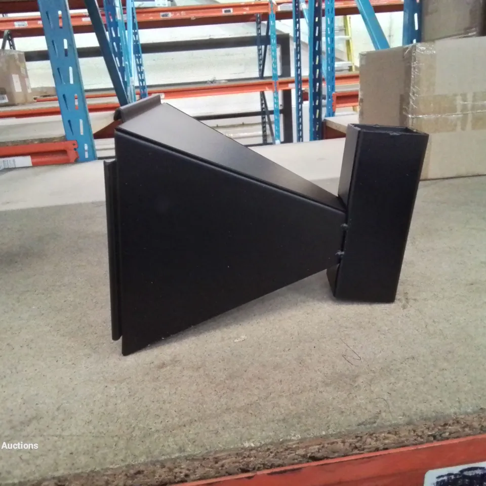 A BOXED METAL TARGET FOR PELLET GUNS WITH PELLET CATCHING SYSTEM 