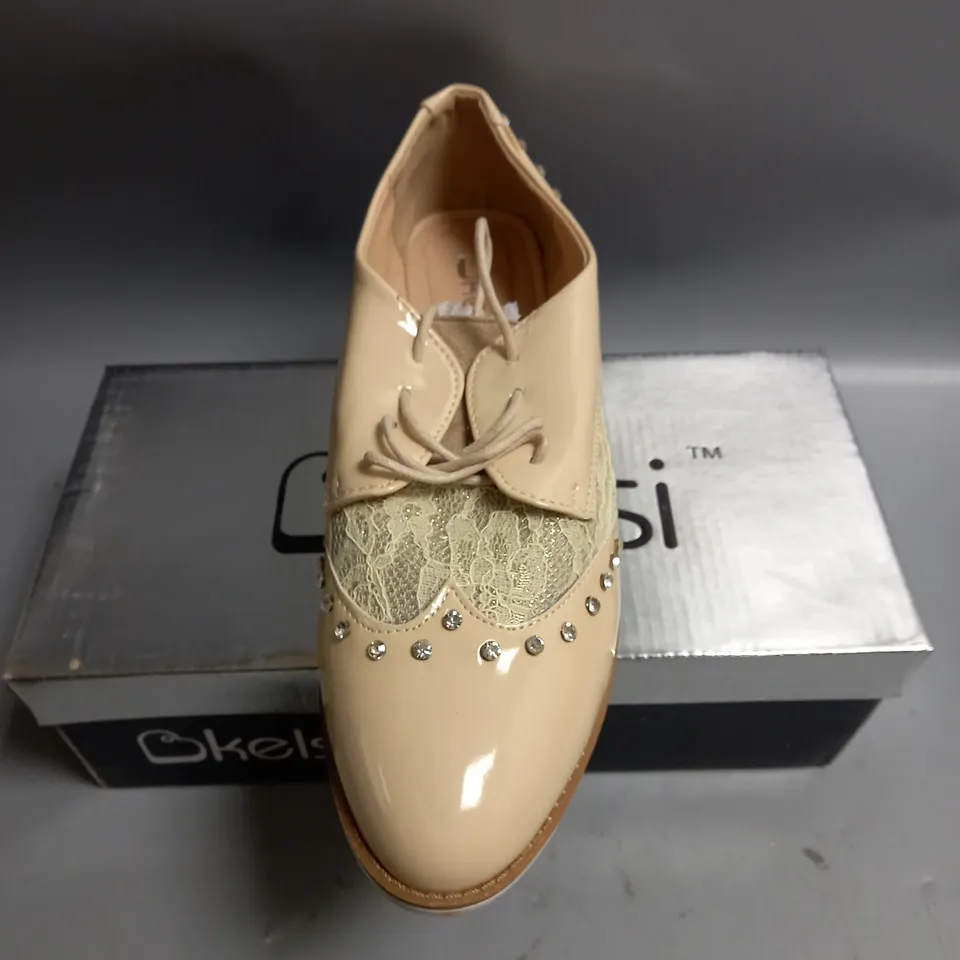 BOXED KELSI LADIES FLAT BEIGE BROGUES WITH LACE AND DIAMANTE DETAIL. SIZE 8