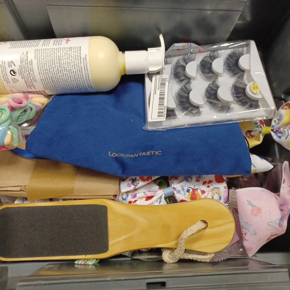 BOX OF APPROX 20 ASSORTED HEALTH AND BEAUTY ITEMS TO INCLUDE - KIEHLS CREME DE CORPS - LOOKS FANTASTIC WASH BAG - GOLDEN UNWINDING EYELASHES ECT