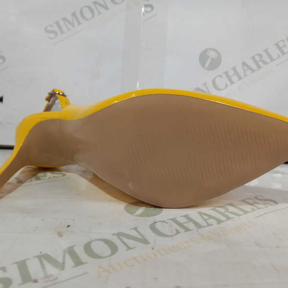 PAIR OF DESIGNER POINTED TOE HIGH HEEL SANDALS IN YELLOW SIZE 5.5