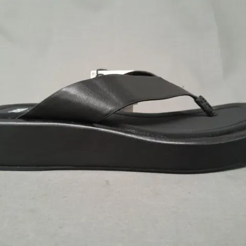 PAIR OF ZARA TOE-POST LOW WEDGE SANDALS IN BLACK EU SIZE 38