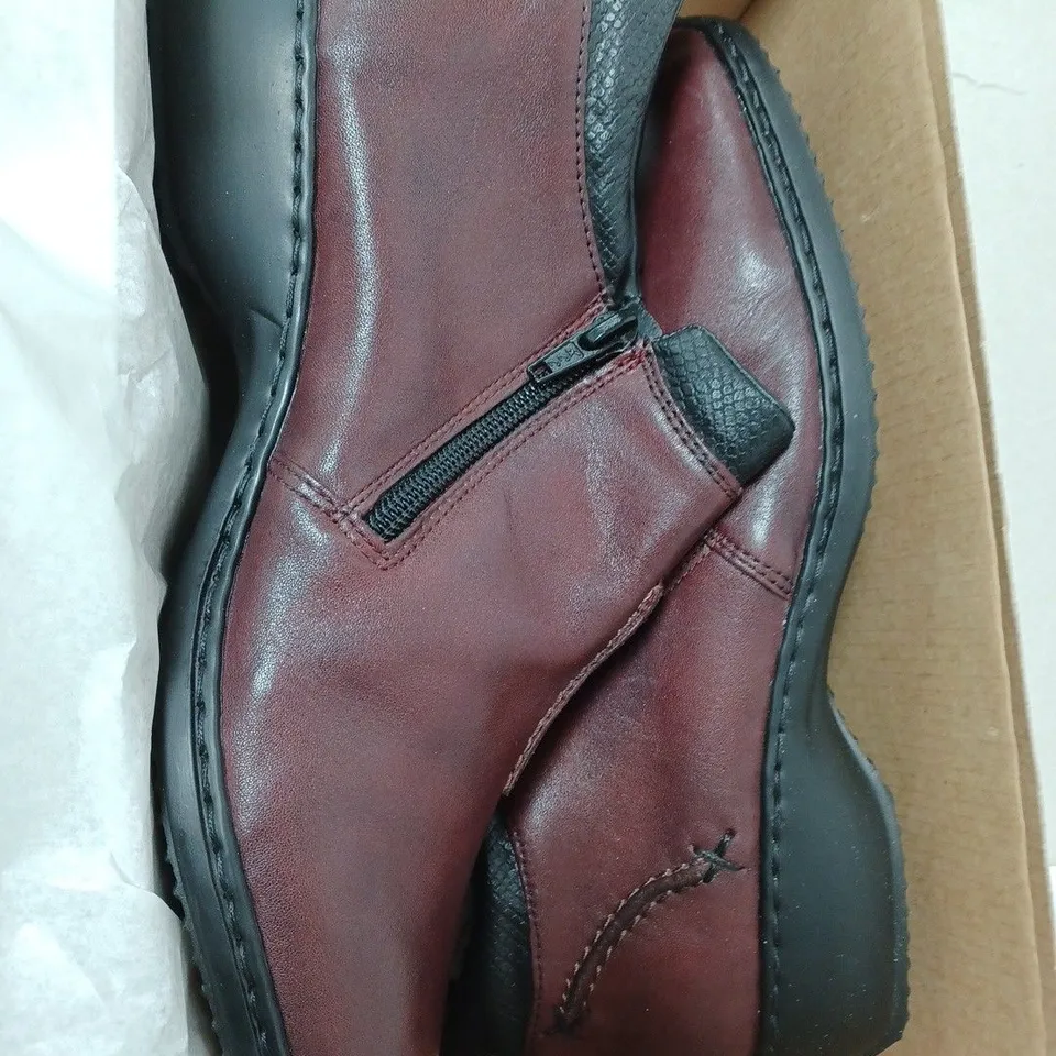 BOXED RIEKER LEATHER STITCH ROUND TOE BOOTS, BURGUNDY - SIZE 7.5