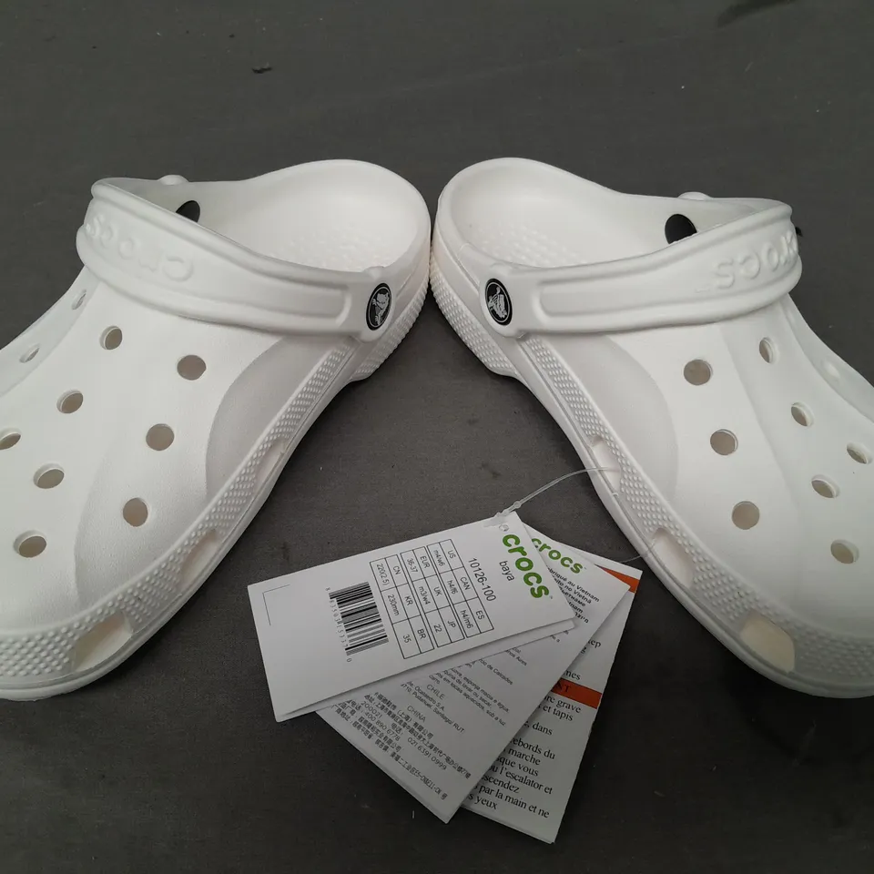 PAIR OF CROCS BAYA CLOGS IN WHITE UK SIZE M3/W4