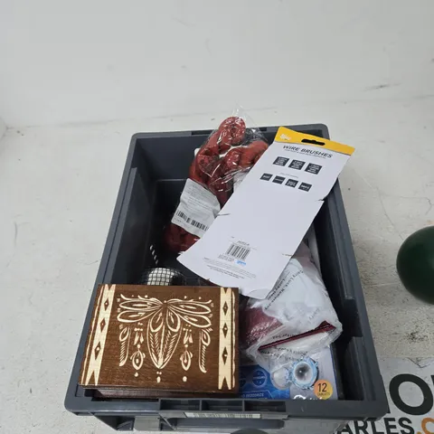 TOTE OF APPROXIMATELY 12 ASSORTED ITEMS TO INCLUDE: WIRE BRUSHES