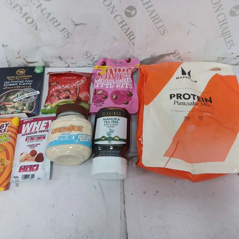 ASSORTED FOOD TOTE TO INCLUDE SCOOBY SNACKS, MP PROTEIN MIX, AND GREEN CURRY MIX ETC. 