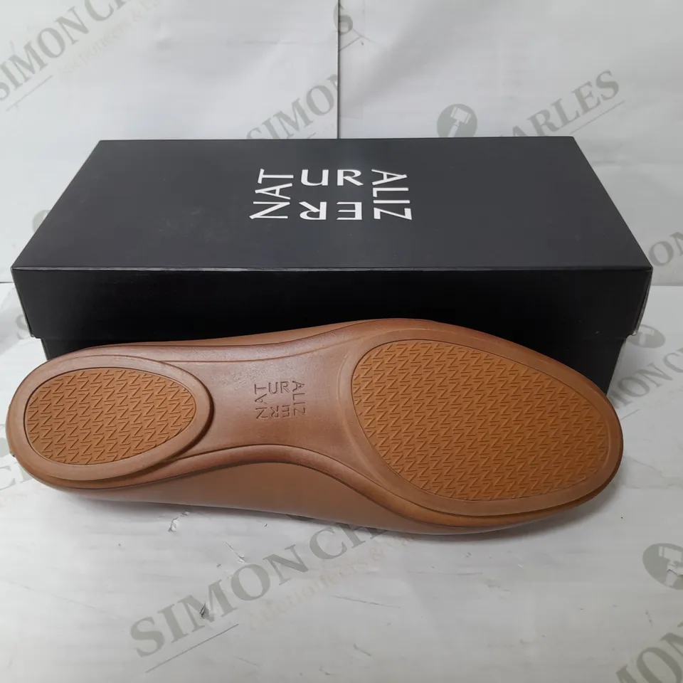 NATURALIZER LEATHER BALLET FLAT SHOE IN BROWN SIZE 6