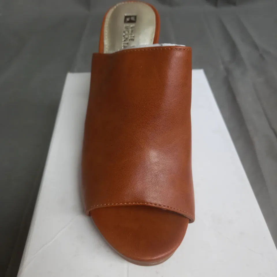 BOX OF APPROXIMATELY 15 PAIRS WHITE MOUNTAIN HELLS IN VARIOUS COLOR AND SIZES 