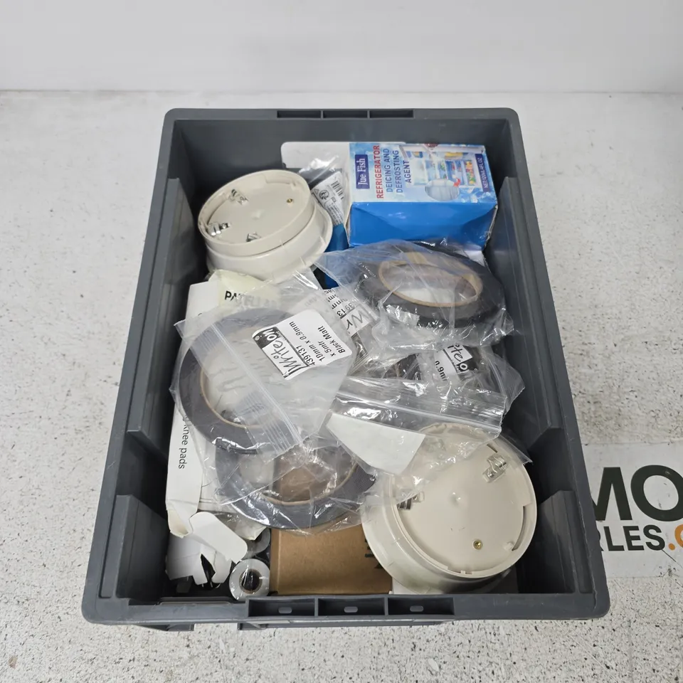 BOX CONTAINING A MIX OF APPROXIMATELY 15 ASSORTED ITEMS INCLUDING PATELLAR BELT, BARK CONTROL DEVICE, METAL PARTS ETC. 