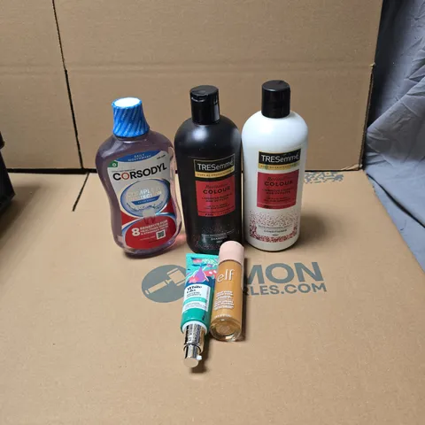 APPROXIMATELY 15 ASSORTED COSMETIC ITEMS TO INCLUDE TRESEMME SHAMPOO/CONDITIONER, CORSODYL, ELF LIQUID FILLER, WHITE GLO TOOTHPASTE ETC