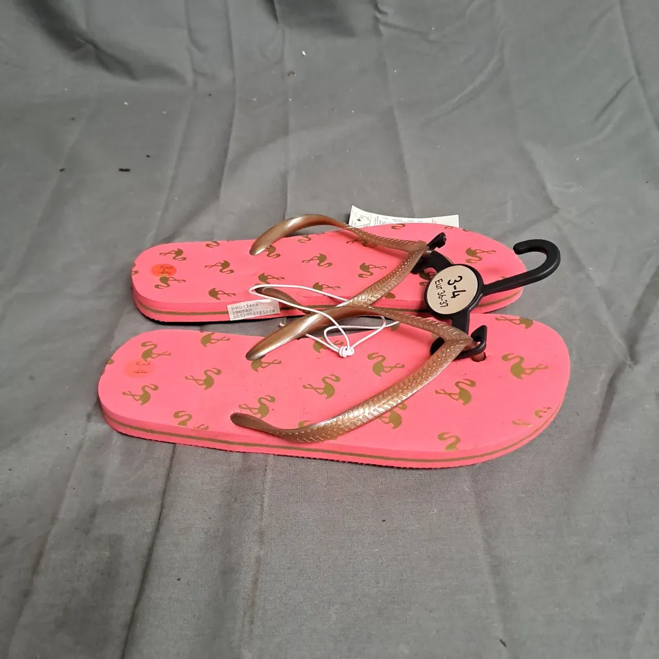 BOXED LOT OF APPROX 40 PAIRS OF LADIES PINK SANDALS. VARIOUS SIZES