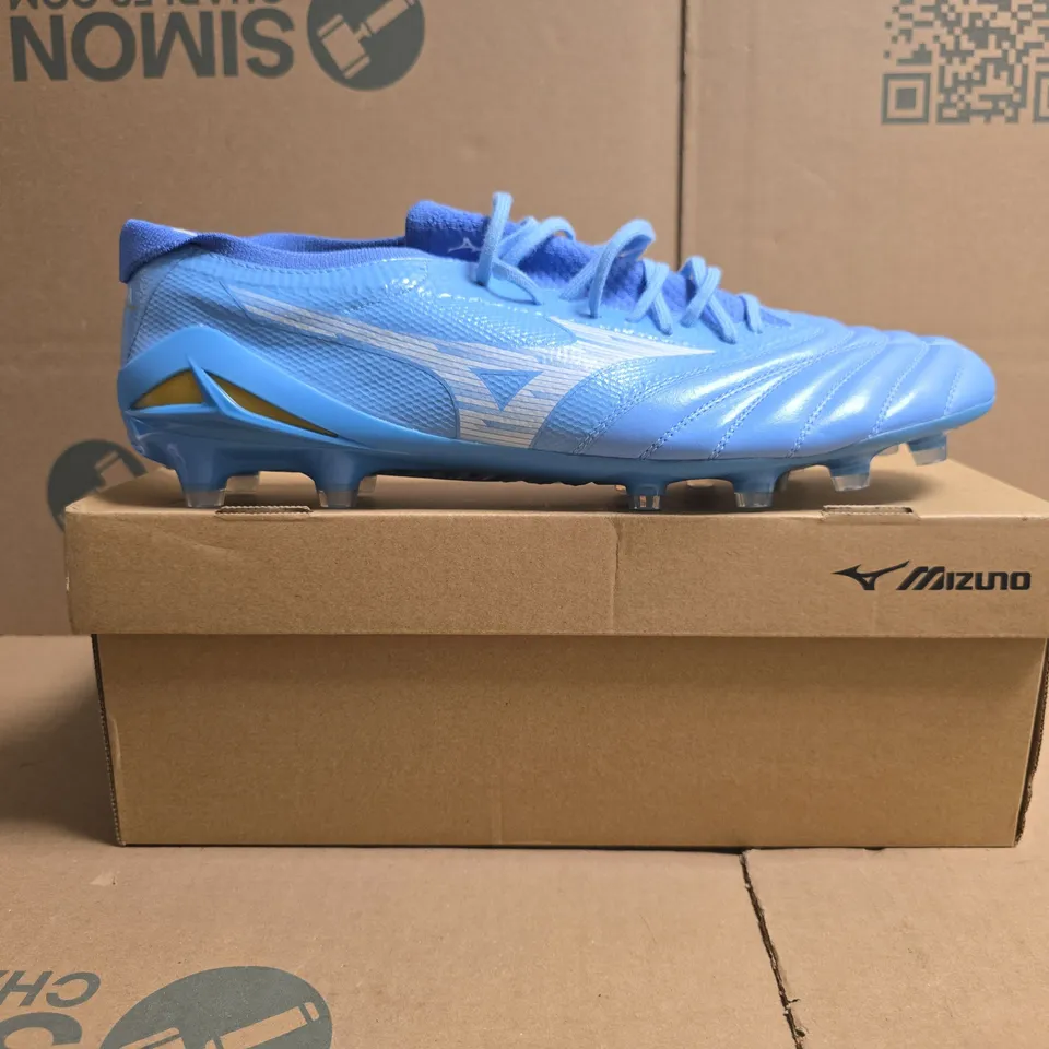 BOXED PAIR OF MIZUNO FOOTBALL BOOTS IN BLUE SIZE UK 11