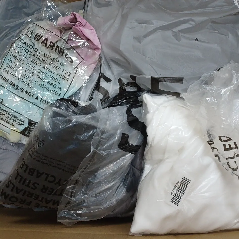 BOX OF APPROXIMATELY 30 ASSORTED CLOTHING ITEMS TO INCUDE - JUMPER , SHORTS , HAT ETC