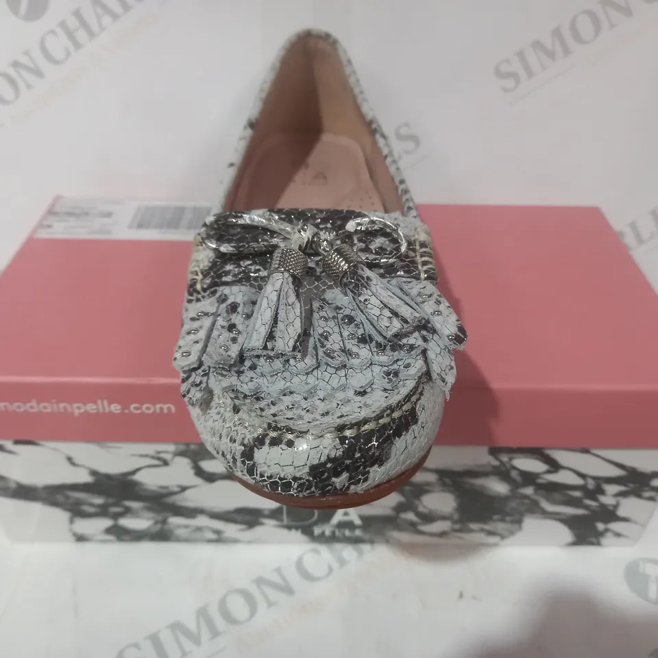 BOXED PAIR OF MODA IN PELLE ETHELIA SHOES IN WHITE/SILVER SIZE 6