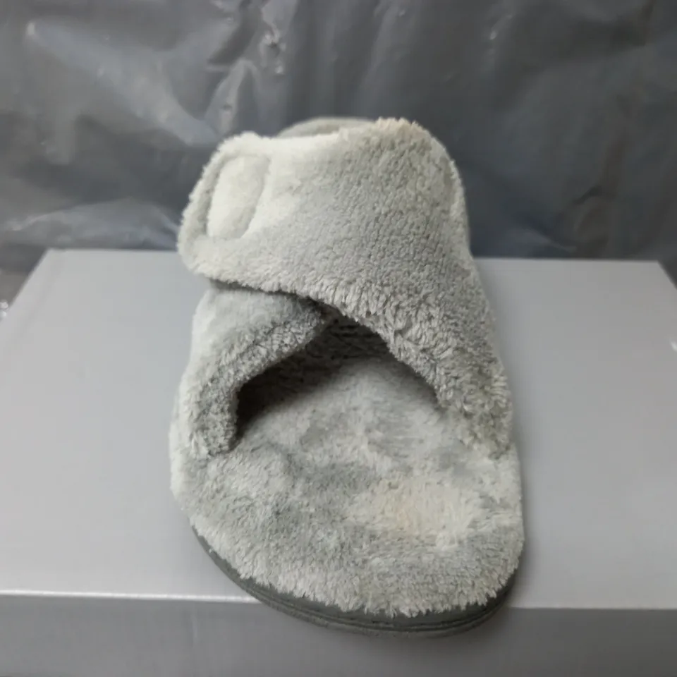 VIONIC INDULGE RELAX SLIPPERS IN LIGHT GREY - UK 6