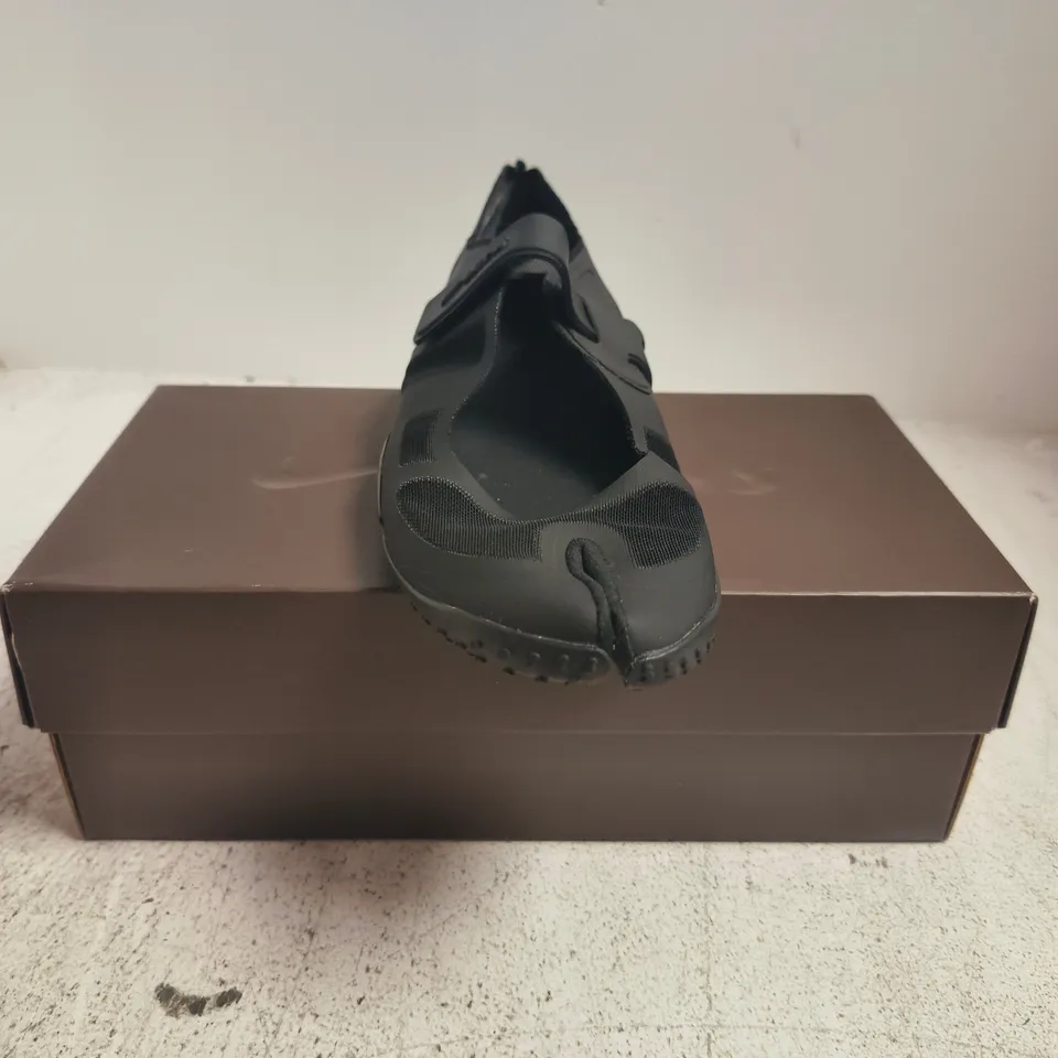 BOXED PAIR OF NIKE NIKESKIMS RIFT MESH SHOES IN BLACK SIZE UK 6