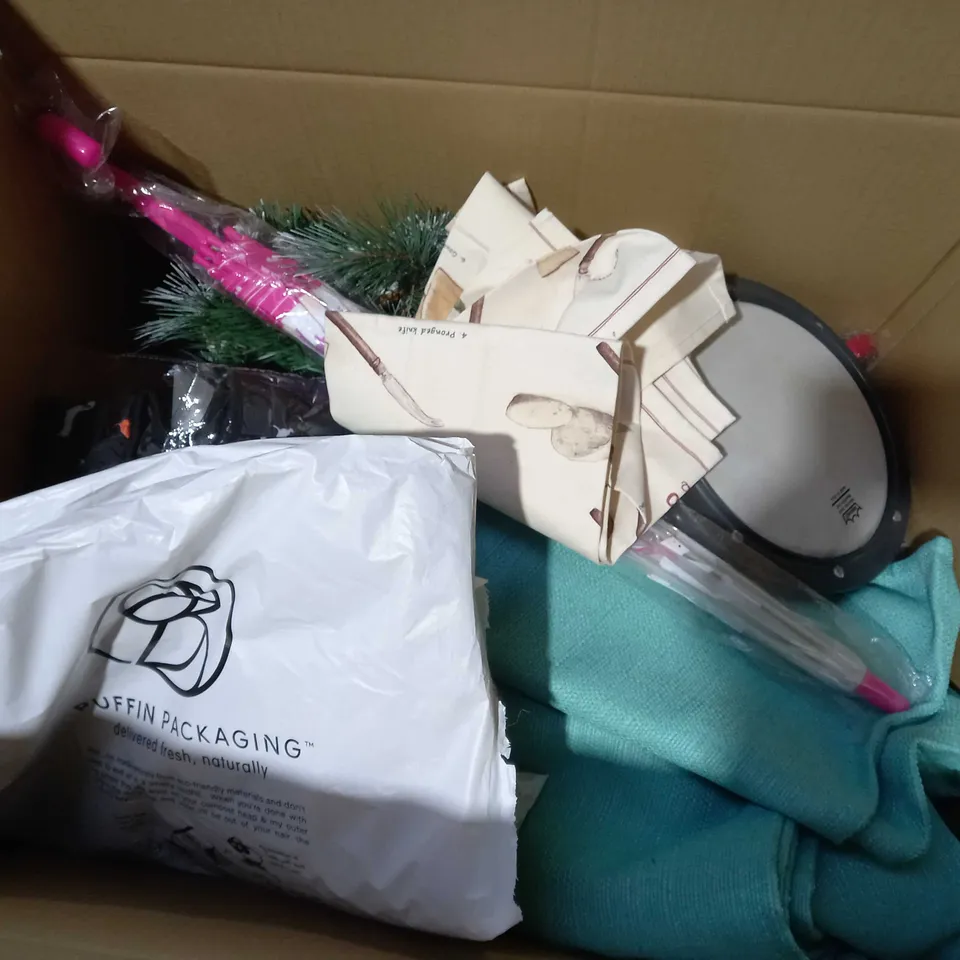 LOT OF ASSORTED ITEMS TO INCLUDE TEDDY BEAR FITTED SHEET , FAIL PRINT CURTINS , UMBRELLA 