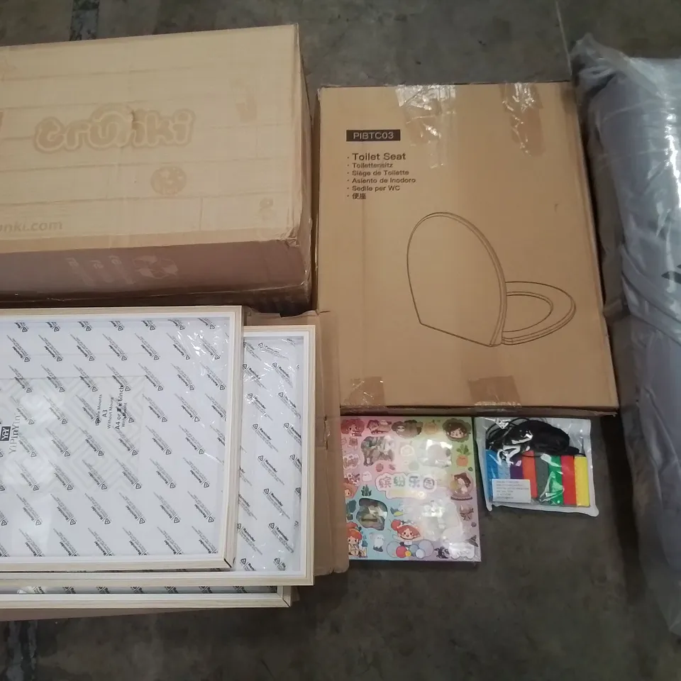 PALLET OF ASSORTED HOUSEHOLD ITEMS TO INCLUDE RADIATOR COVER, DOG POTTY TRAINING SYSTEM AND TRUNKI