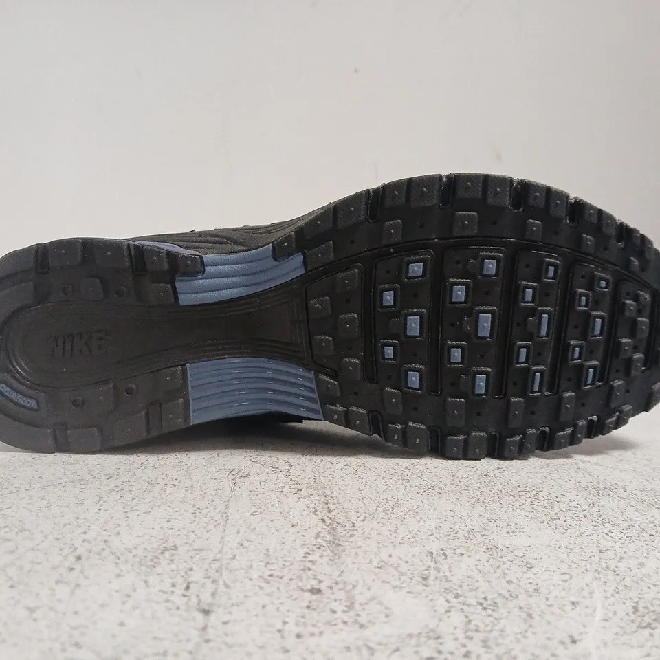 PAIR OF NIKE P-6000 TRAINERS IN BLUE/BLACK SIZE UK 9.5
