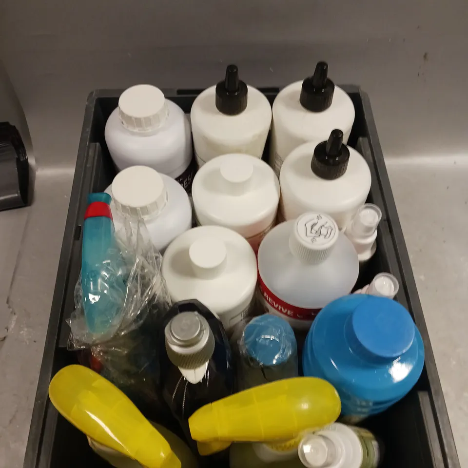 APPROXIMATELY 15 ASSORTED HOUSEHOLD PRODUCTS TO INCLUDE BUBBLE SOLUTION, ELBOW GREASE, CARPET CLEANER ETC - COLLECTION ONLY 