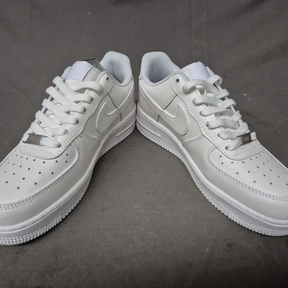 BOXED PAIR OF NIKE WOMEN'S AIR FORCE 1 '07 SHOES IN WHITE UK SIZE 5.5