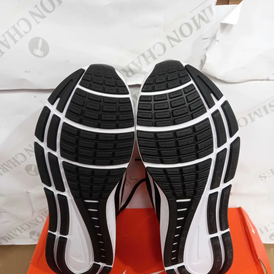 BOXED PAIR OF NIKE AIR ZOOM STRUCTURE 24 TRAINERS SIZE 7.5