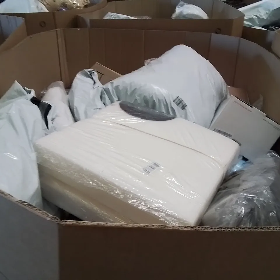 PALLET CONTAINING A LARGE QUANTITY OF PILLOWS