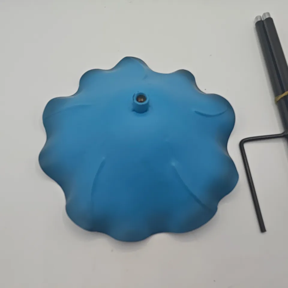 BLUE METAL FLOWER THEMED DECORATIVE GARDEN STAKE