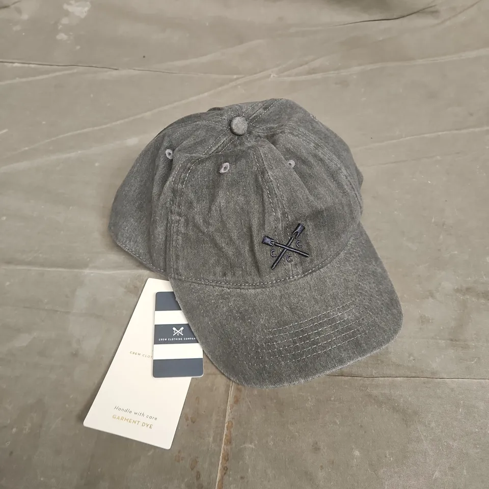 CREW CLOTHING COMPANY GARMENT DYED CAP IN GREY 