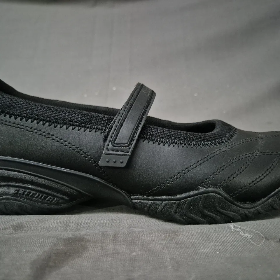 BOXED PAIR OF SKECHERS SHOES IN BLACK UK SIZE 5