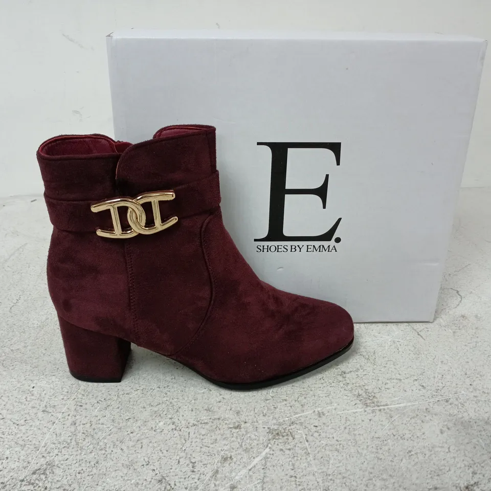 BOXED PAIR OF SHOES BY EMMA ZELDA BOOTS IN PLUM - UK 7