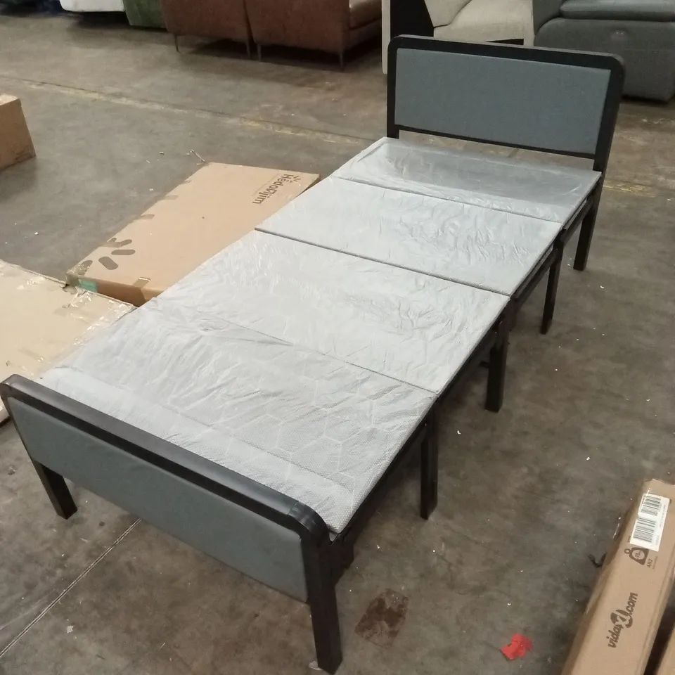 PALLET TO CONTAIN A LARGE QUANTITY OF FOLDABLE BEDS