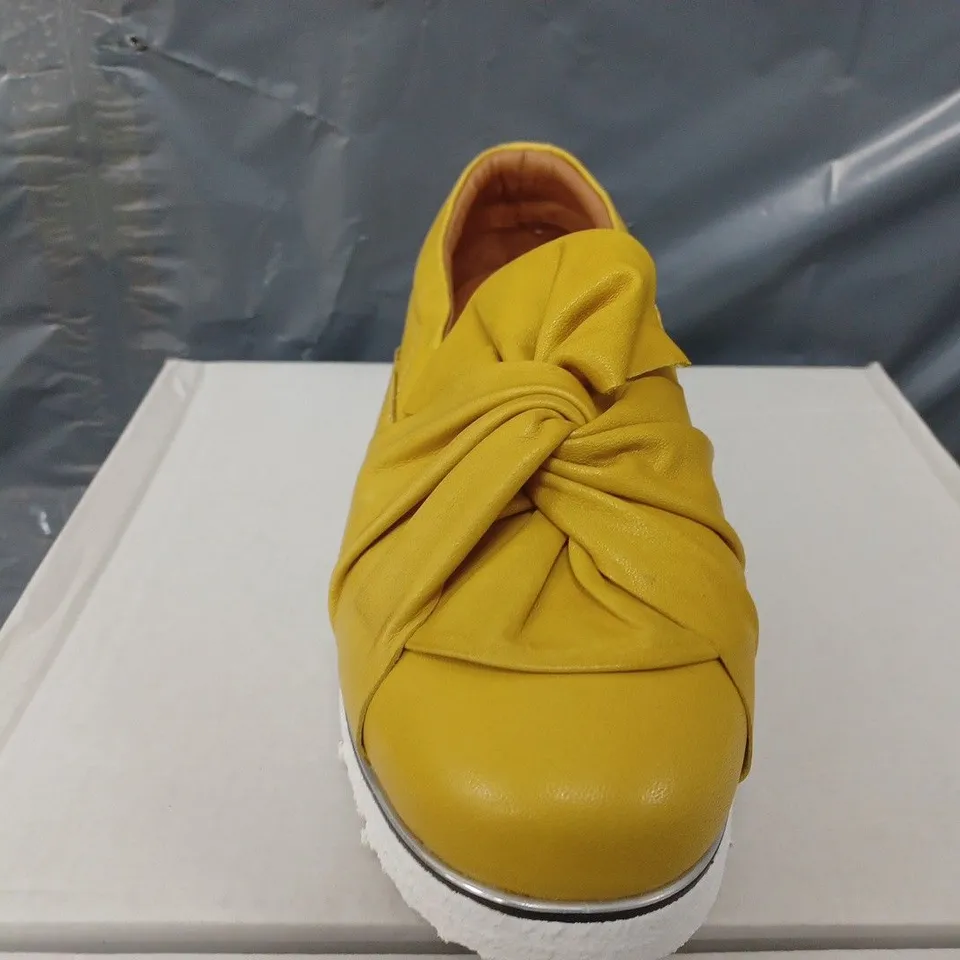 BOXED MODA IN PELLE ANETTE LEATHER BOW TWIST UPPER WITH FLEX SOLE TRAINERS IN YELLOW - SIZE 6
