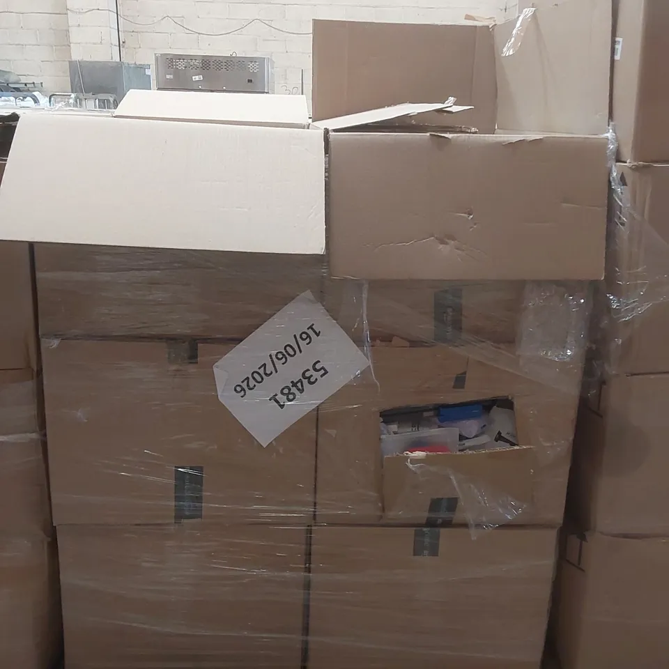 PALLET CONTAINING A VERY LARGE QUANTITY OF ASSORTED PHONE CASES ECT