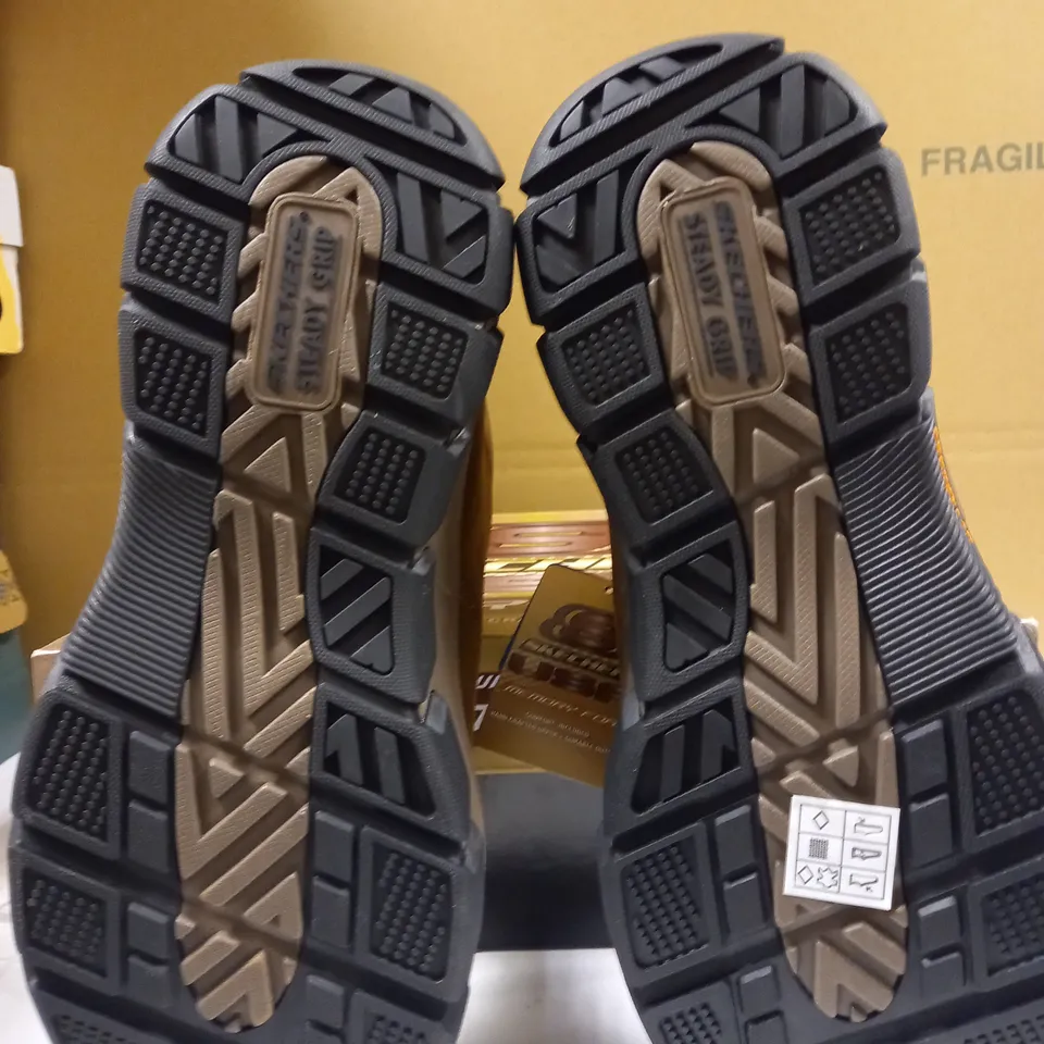 SKETCHERS MENS LACE UP BOOT - SIZE 9