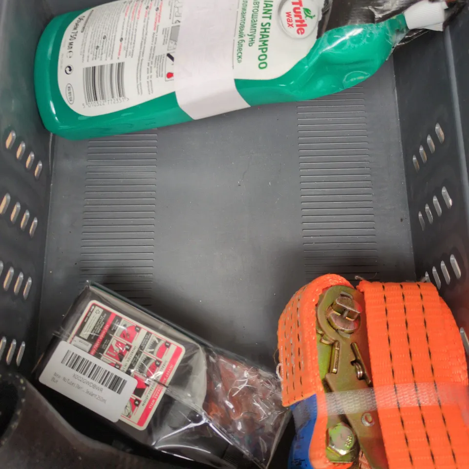 APPROXIMATELY 8 ASSORTED VEHICLE PARTS/ACCESSORIES TO INCLUDE ARM REST UNIT, AIR FRESHENER, TETHER STRAP ETC
