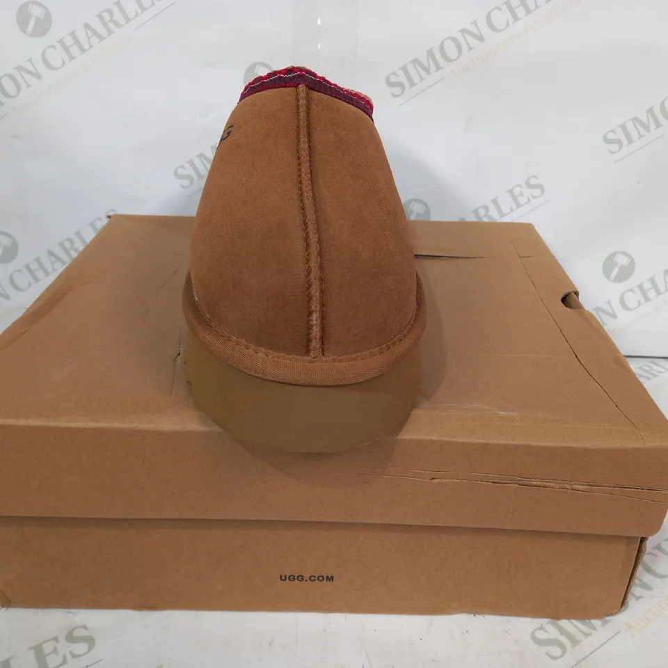 BOXED PAIR OF UGG WDAKOTA FAUX FUR LINED PLATFORM SLIP-ON SHOES IN BROWN UK SIZE 6