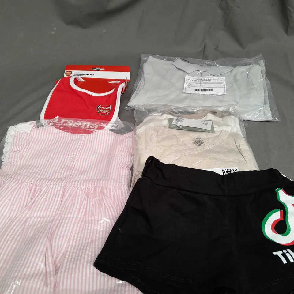 APPROXIMATELY 14 ASSORTED 0-5 YEARS CHILDRENS CLOTHING ITEMS TO INCLUDE - SHORTS , T-SHIRT , DRESS ETC