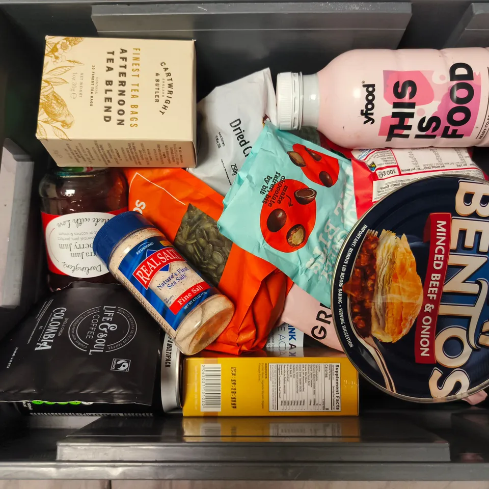 APPROXIMATELY 15 ASSORTED FOOD & DRINK ITEMS TO INCLUDE FRAY BENTOS PIE, GRIND COFFEE BLEND, YFOOD DRINK, ETC - COLLECTION ONLY