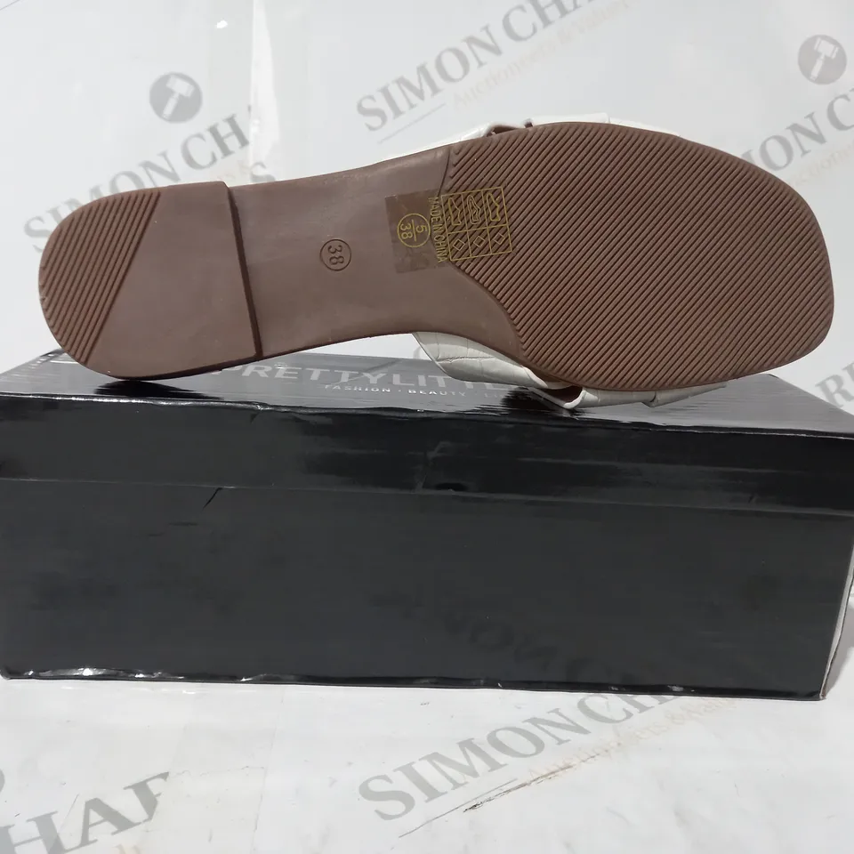 BOXED PAIR OF PRETTY LITTLE THING OPEN TOE FLAT SANDALS IN WHITE SIZE 5