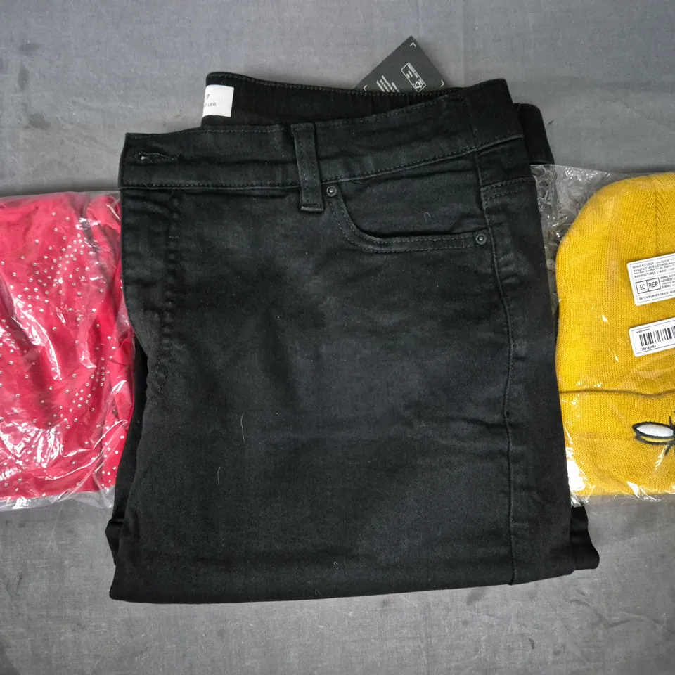 BOX OF APPROXIMATELY 20 ASSORTED CLOTHING AND FASHION ITEMS IN VARIOUS STYLES, SIZES, AND COLOURS - COLLECTION ONLY