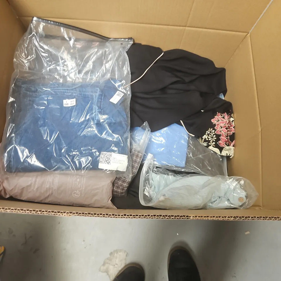LARGE QUANTITY OF ASSORTED CLOTHING ITEMS TO INCLUDE BRAVE SOUL, ZARA AND GILDAN